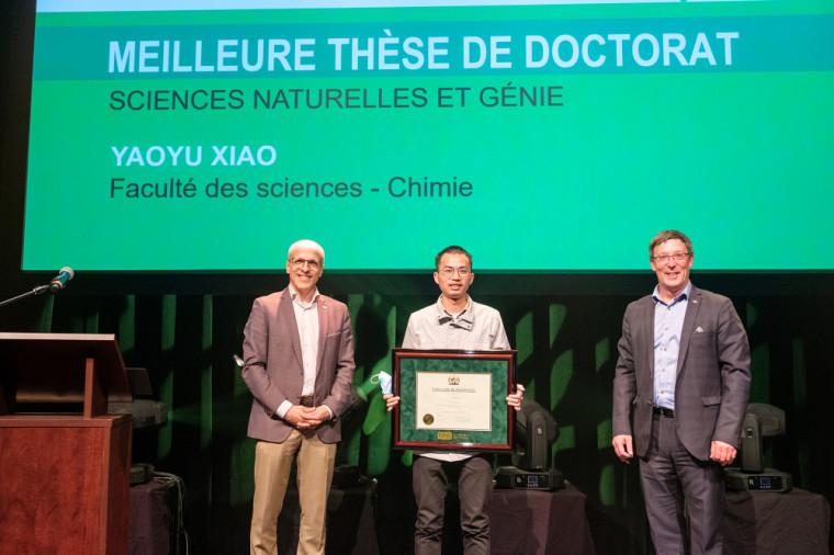 Yaoyu Xiao, du Département de chimie de la Faculté des sciences, a reçu le Prix de la meilleure thèse de doctorat dans la catégorie Sciences naturelles et génie. Yaoyu ne pouvant être présente, un proche a reçu le prix en son nom.