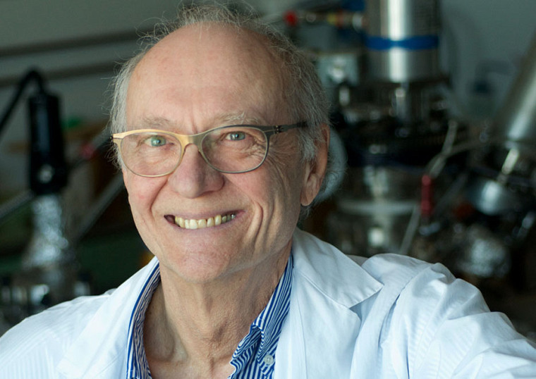Léon Sanche est professeur à la Faculté de médecine et des sciences de la santé. Ses travaux portant sur les électrons de basse énergie figurent parmi les 10 découvertes scientifiques les plus remarquables de 2018, selon Québec Science.