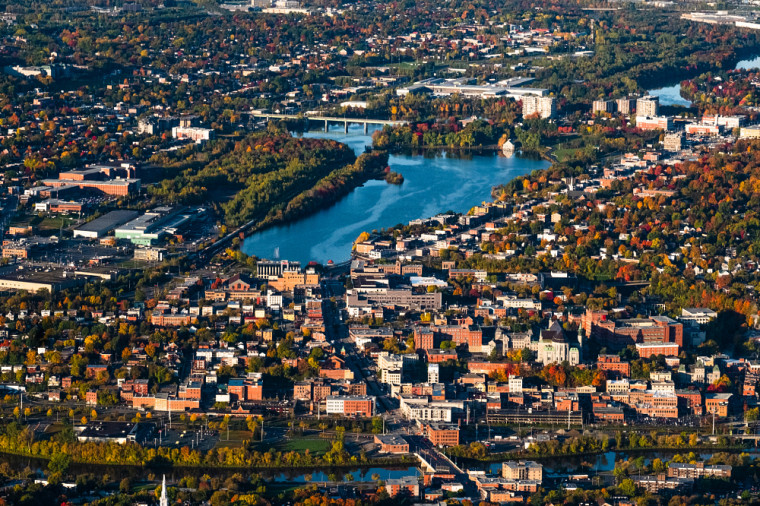 Vue aérienne d'une partie de la ville de Sherbrooke
