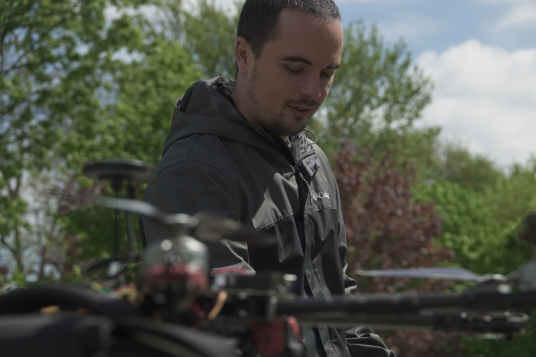 Hughes La Vigne avec le drone échantillonneur.