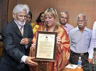 La professeure Nathalie Watteyne et le président de l'AITF, le professeur Madanagobalane, lors de la remise du prix à Pondichéry en Inde.