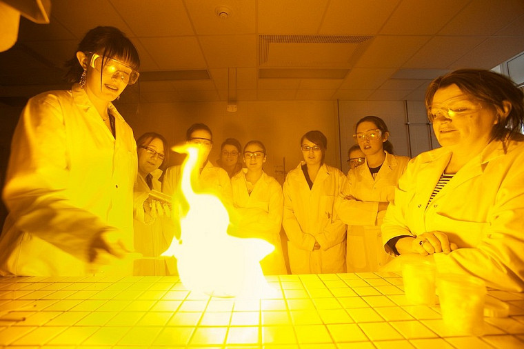 Les participantes sont éblouies par la combustion spontanée de l'atelier de Johanne Roby, enseignante au Cégep de Sherbrooke.