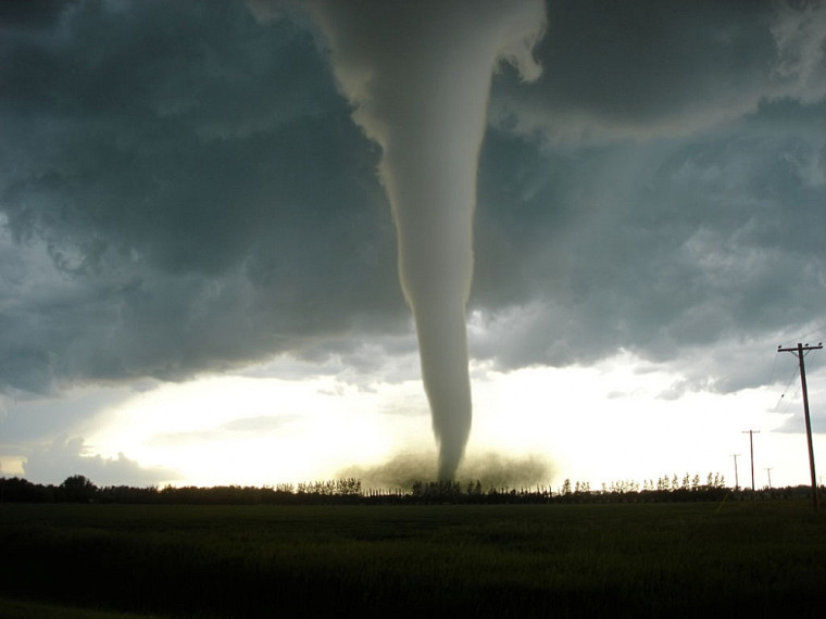 Les tornades tuent chaque année de 300 à 400 personnes (selon une estimation de l'Organisation météorologique mondiale), dont 150 aux États-Unis.
