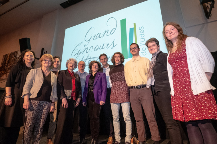 Les lauréates et lauréats du Grand Concours littéraire 2019 de l'UdeS sont entourés de quelques membres du jury et des personnes ayant animé la cérémonie.