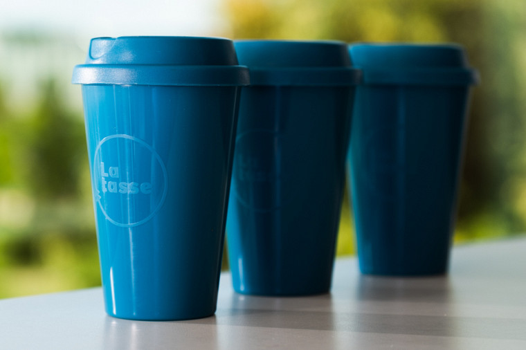 En échange d’un dépôt de 5 $, vous pouvez utiliser une tasse bleue réutilisable en polypropylène disponible au comptoir.