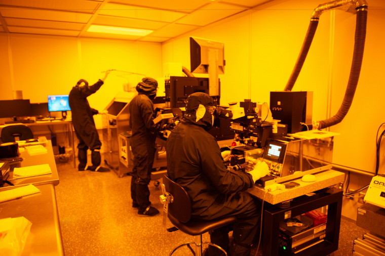 Salle de photolithographie au 3IT. Définition des structures des transistors.