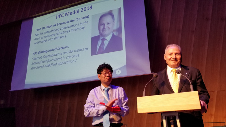 IIFC Medal 2018 remise au Pr Brahim Benmokrane par le président de l’IIFC, monsieur Jian Fei Chen