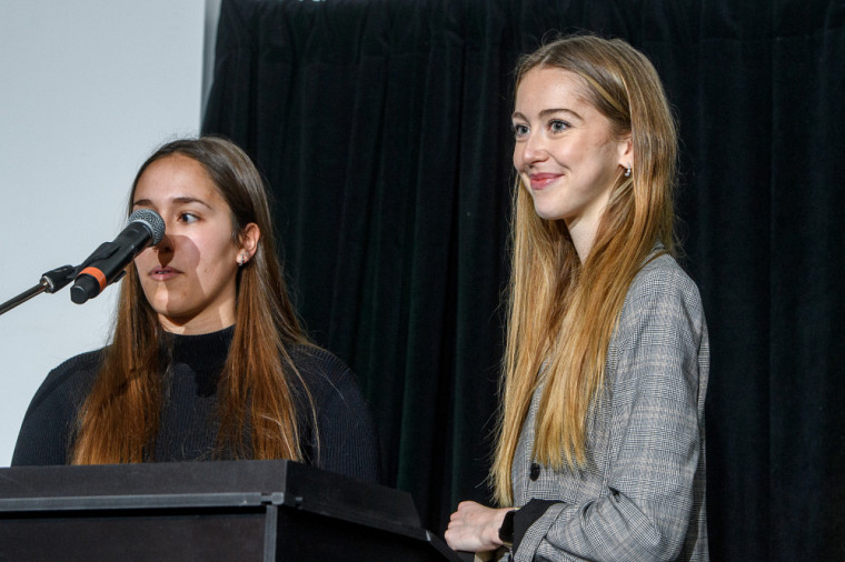 Anabelle Harpin et Catherine Laferté, étudiantes en médecine, à l'occasion de la cérémonie du Défi de l'engagement étudiant le 31 mars 2022.