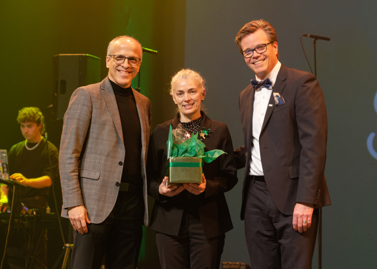 Chantal Brien, accompanied by Rector Pierre Cossette and the host of the evening, Vice Rector for Human Resources Patrik Doucet.