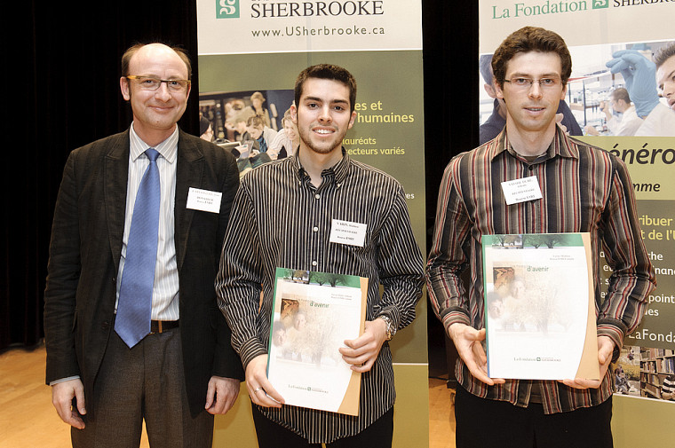Les récipiendaires de la bourse ESRI Canada, Mathieu Varin (gauche) et Ashenti Savoie Dubé (droite), accompagnés de Denis Laperrière, analyste d'affaires chez ESRI Canada.