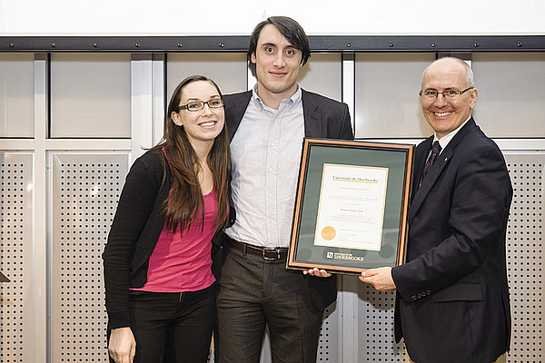 Frédéric Grenon-Assal reçoit le Prix Audace des mains de Martin Buteau, vice-recteur aux ressources humaines et à la vie étudiante, en compagnie d'Isabelle Owston, étudiante.