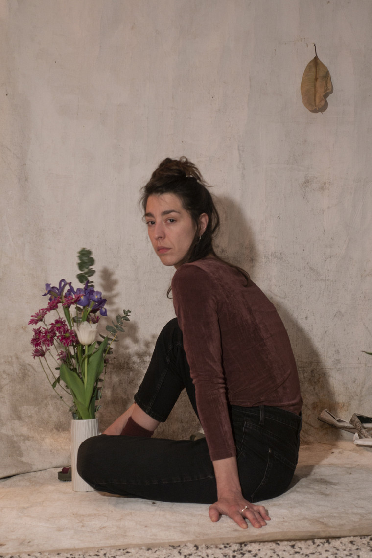 Sara A. Tremblay, Autoportrait avec fleurs d’épicerie, 23 mars 2021