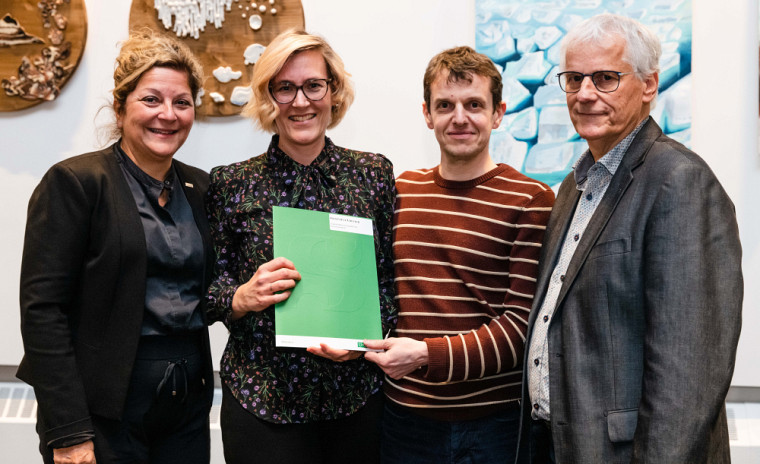 La lauréate Geneviève Crevier, accompagnée de la doyenne, Anick Lessard, du directeur du Département de géomatique appliquée, Jérôme Théau  et du vice-doyen à l’enseignement, André Marquis.