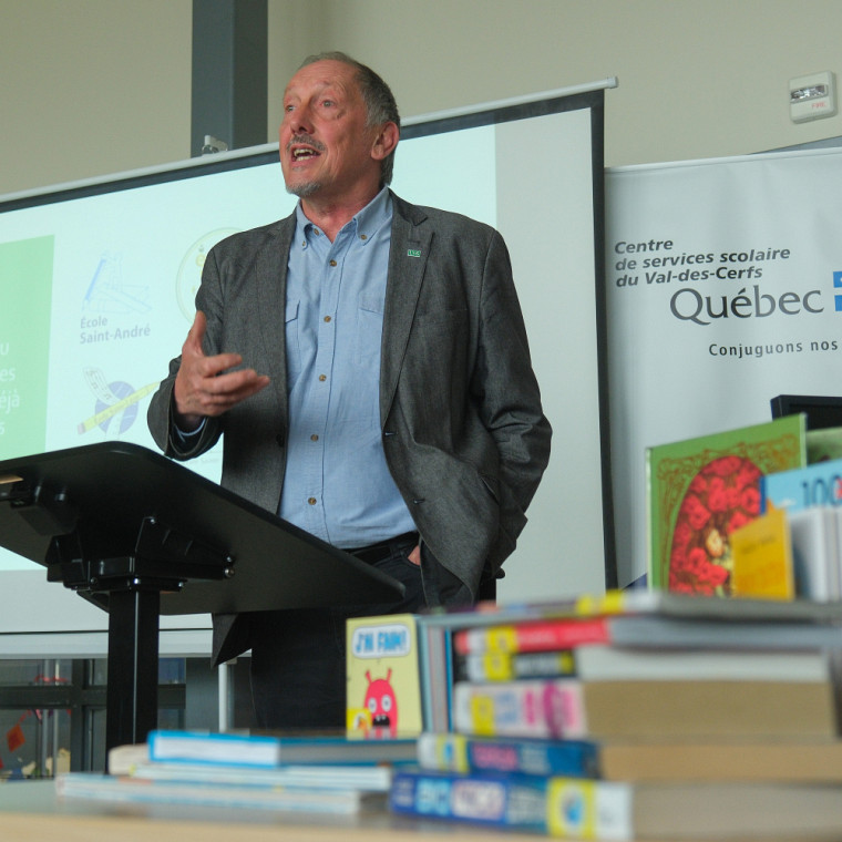 Le professeur Olivier Dezutter, titulaire de la nouvelle Chaire de recherche sur la littératie scolaire, lors du lancement qui a eu lieu dans une école primaire du CSS du Val-des-cerfs.