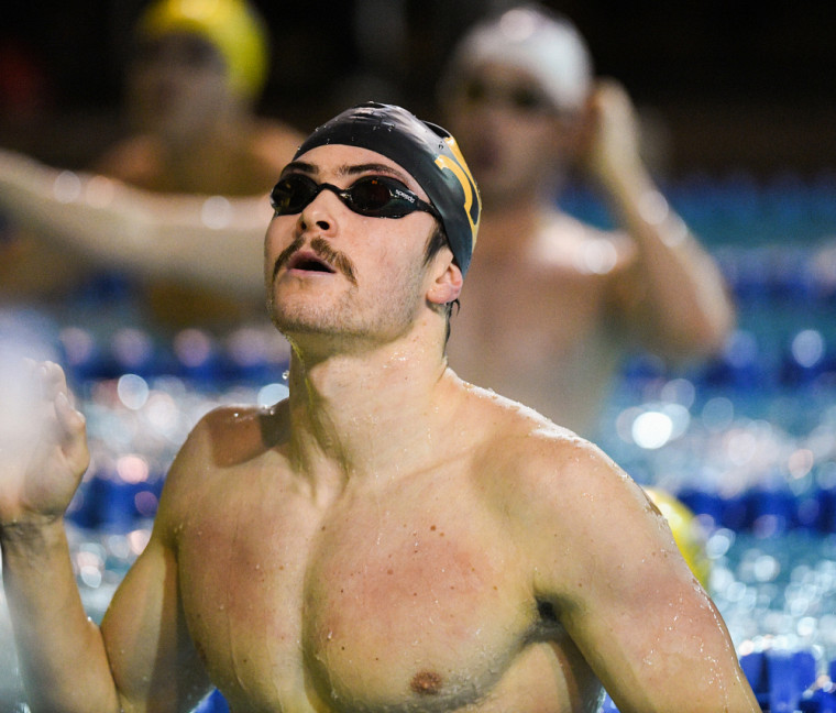 Jonathan Naisby au terme de l'une des quatre épreuves auxquelles il a pris part lors des récents Championnats U Sports de natation, à Toronto.