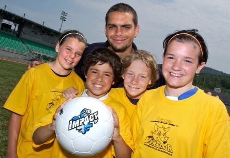 Jason DiTullio de l\'Impact avec les jeunes de l\'Académie de soccer Vert & Or
