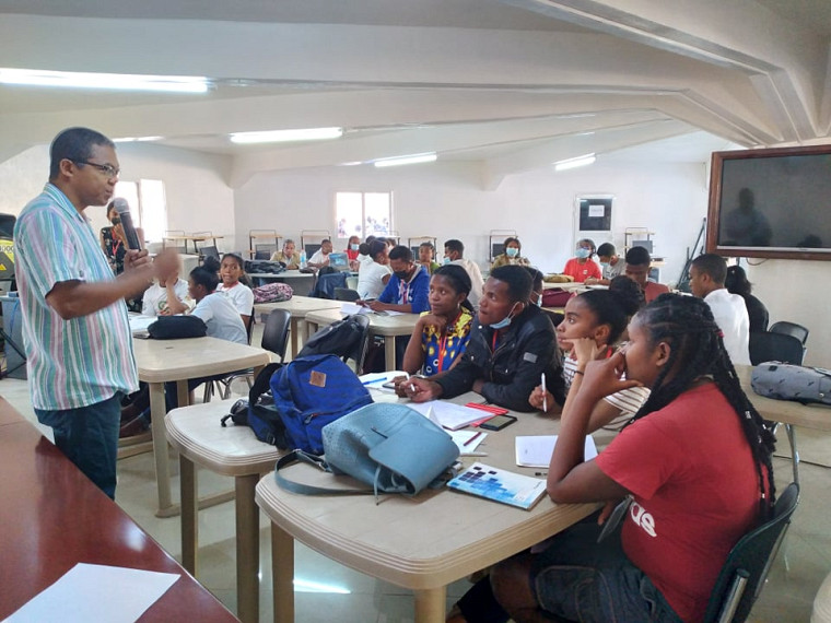 Des étudiants et étudiantes assistant à un cours pendant la première édition de l'école d'été.