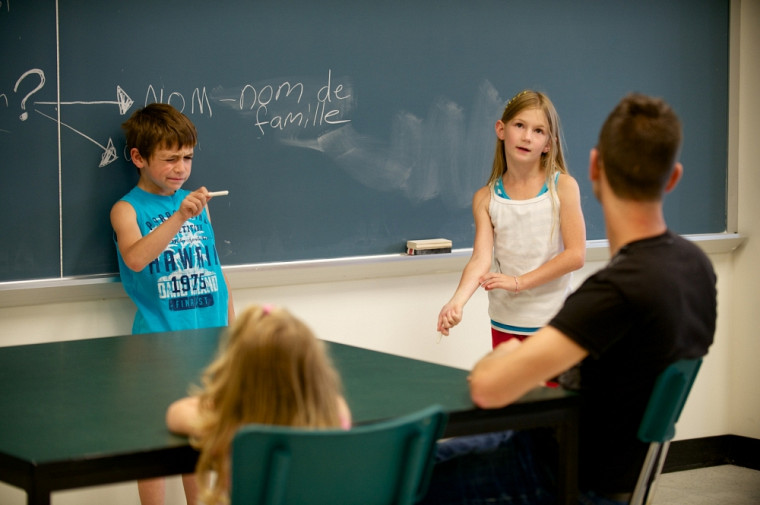 Des enfants ont une discussion animée sur le thème de la gêne.