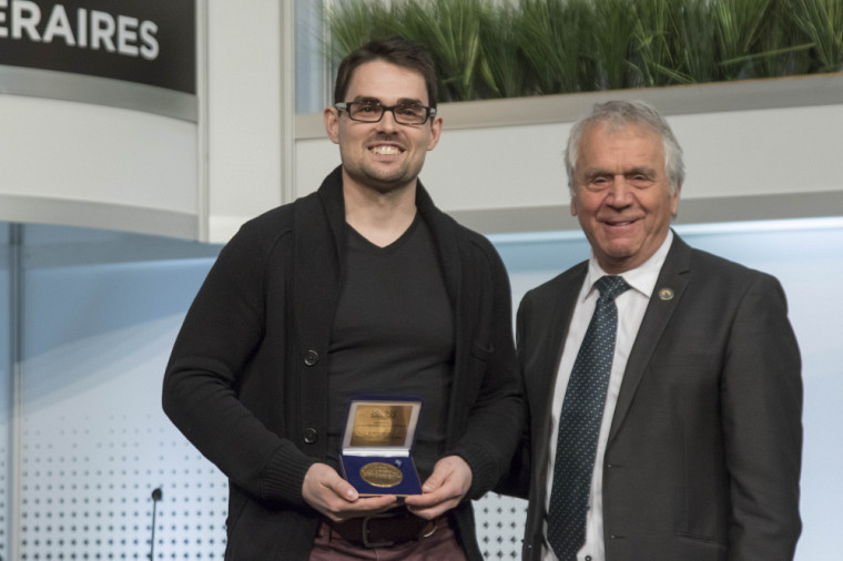 Olivier Guimond, lauréat du Prix de la Fondation Jean-Charles-Bonenfant 2018, en compagnie du vice-président de l’Assemblée nationale, le député François Gendron.