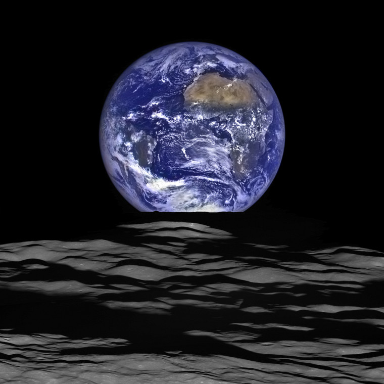 Représentation d’échelle du tour de force réussi par le groupe de recherche du professeur Boisvert. L’image, captée par le Lunar Reconnaissance Orbiter (LRO) de la NASA, met en scène la surface lunaire avec la Terre en arrière-plan.