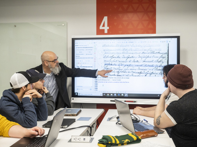 Le professeur Léon Robichaud a donné un atelier pour que ses étudiantes et étudiants pratiquent la paléographie à l’aide du logiciel Transkribus.