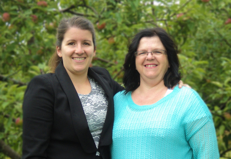 Myriam Lemelin et Linda Roberge, la fille et la mère, ont diplômé côte à côte.