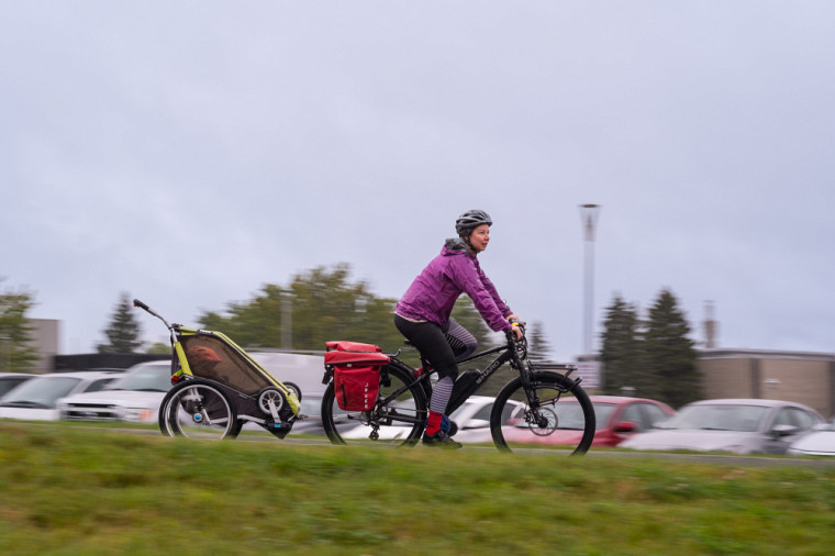 Adopter le vélo pour ses déplacements quotidiens est certes une avenue séduisante pour quiconque a une conscience environnementales, mais ce mode de transport n'est ni pratique ni sécuritaire pour bon nombre de femmes. 