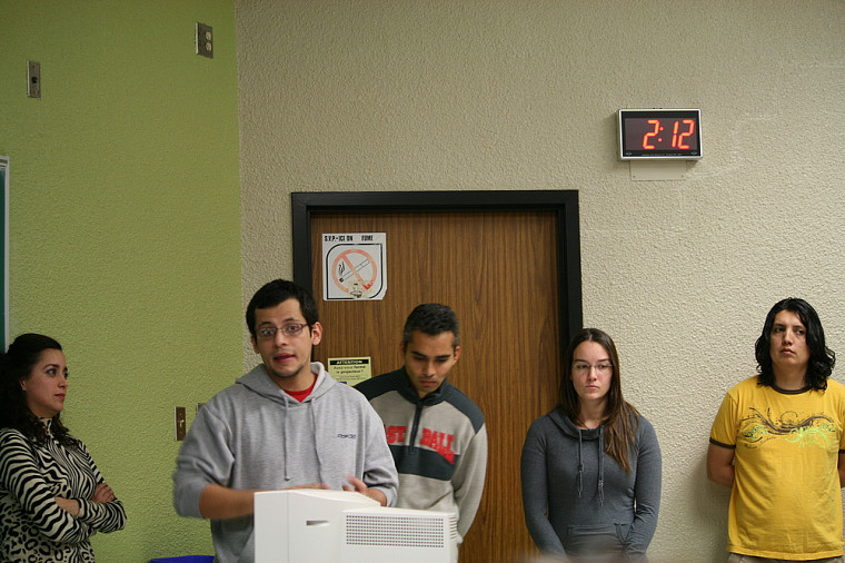 Les étudiants universitaires se sont joints aux étudiants en francisation pour élaborer des présentations portant sur l'écologie internationale.