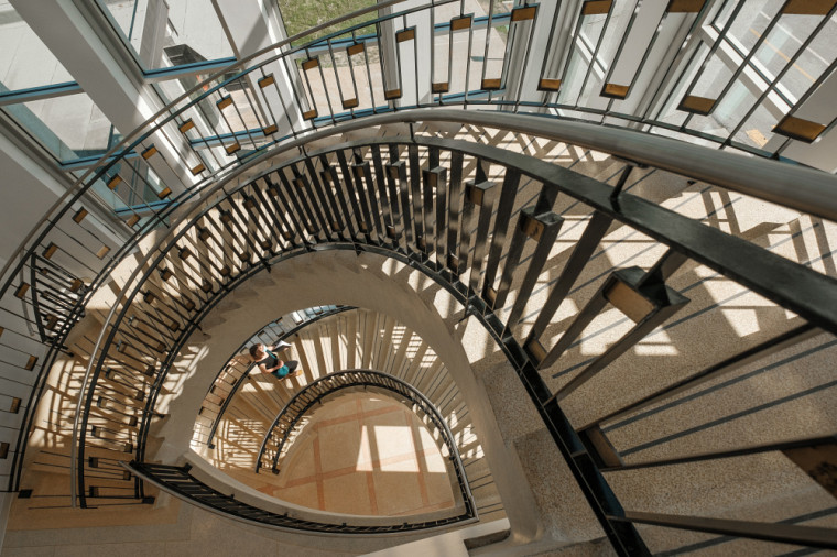L'escalier en colimaçon, qui confère à l’arrière du bâtiment un cachet architectural depuis nombre de décennies, a pu être préservé dans le respect des normes de conception aujourd’hui en vigueur.