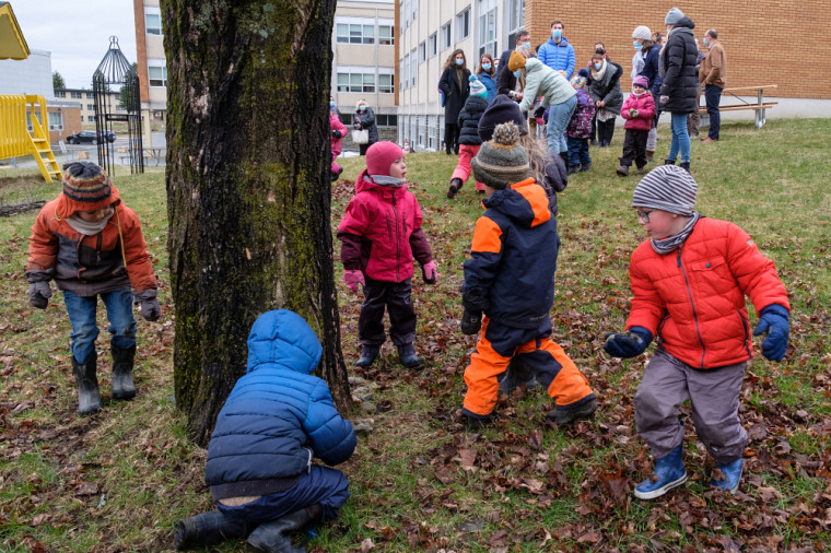 Pour le lancement de la Chaire de recherche sur l'éducation en plein air, les enfants du centre d'éducation préscolaire Brin d'univers participaient à une activité pédagogique à l'extérieur.