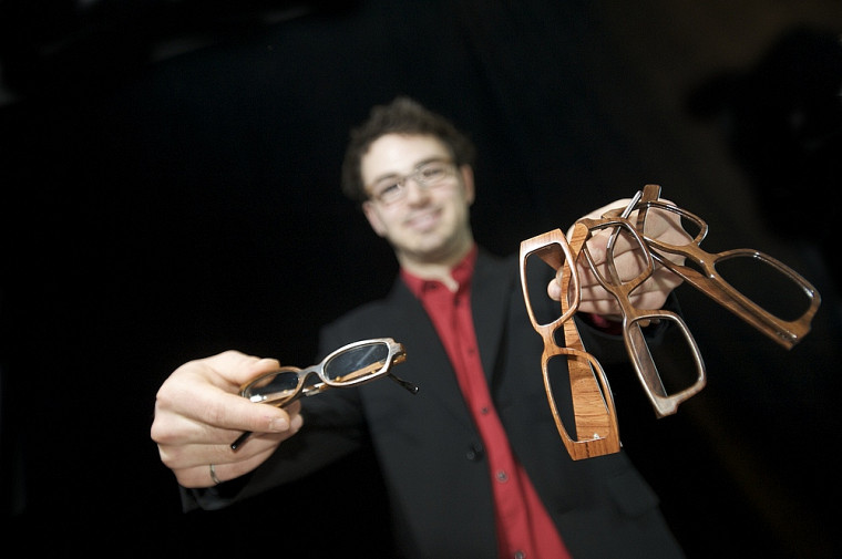 Diplômé de la Faculté de génie et étudiant à la Faculté d'administration, Julien Denommé voit grand avec son entreprise duBois Eyewear.