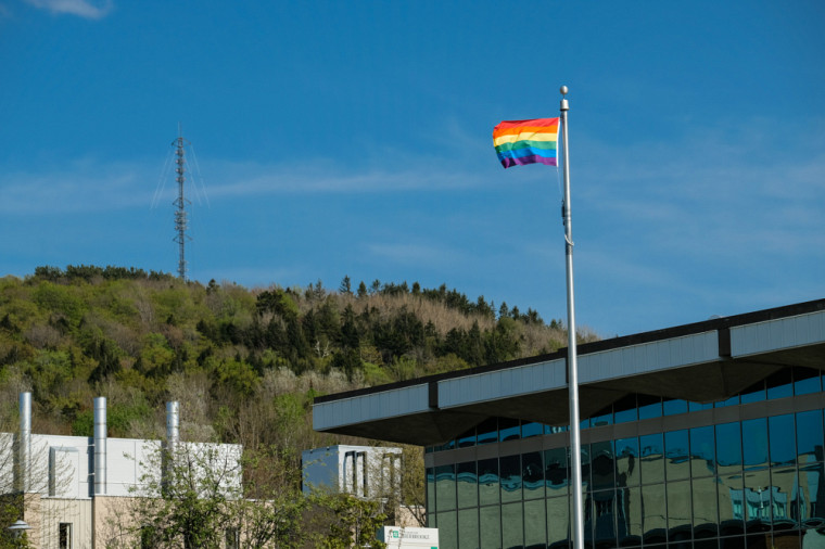 Le drapeau arc-en-ciel flotte au Campus principal