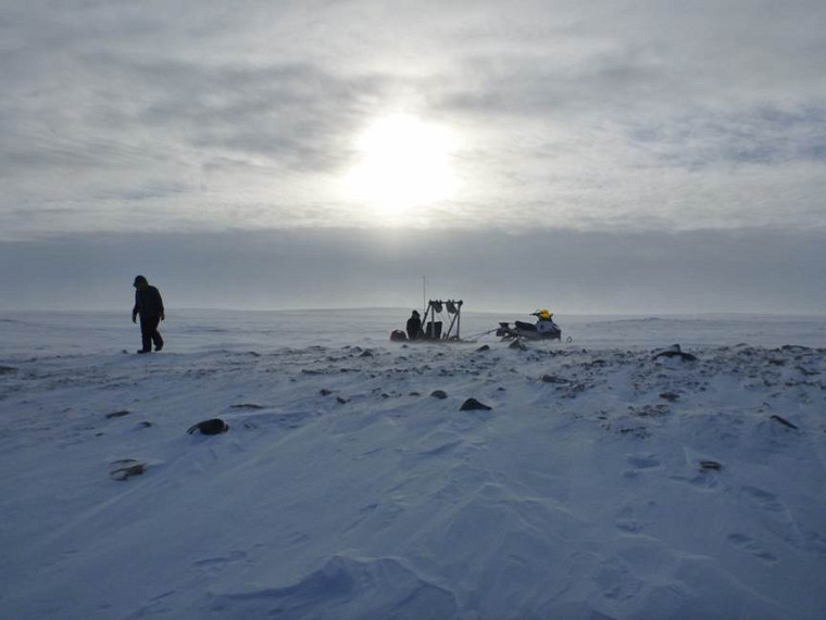 Le Pr Alain Royer lors d'une sortie terrain en Arctique.