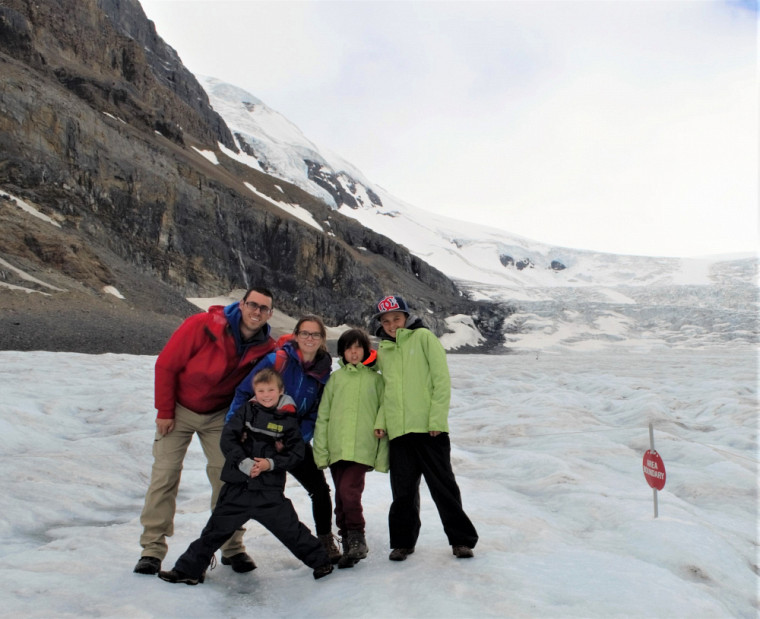 Stéphanie Blanchard et sa famille au Columbia Icefield en Alberta.