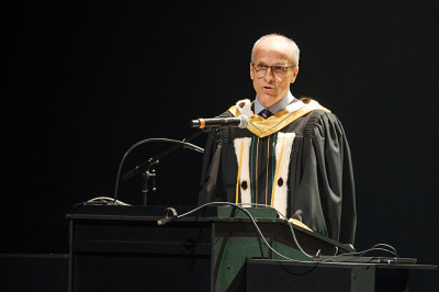 La remise du doctorat honorifique a eu lieu tout juste après la conférence de M. Saint-Jacques. Le recteur, Pierre Cossette, a ouvert la séance universitaire.