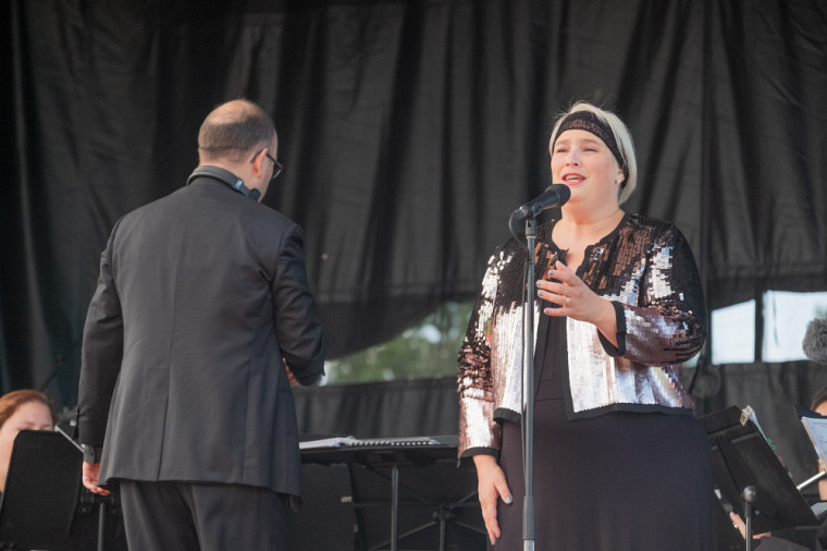 La soprano Catherine Elvira Chartier a interprété l’Hymne avec virtuosité.