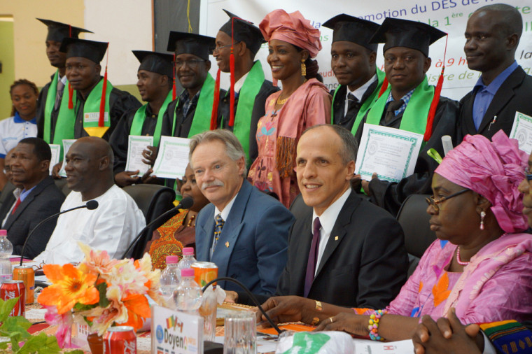 Sur la photo sont présents le doyen de la faculté de médecine de Bamako, l'ambassadeur canadien au Mali, la ministre de l’enseignement supérieur, de la recherche et des sciences, le recteur de l’Université de Bamako, le doyen de la FMSS et derrière eux, les diplômés en médecine de famille.