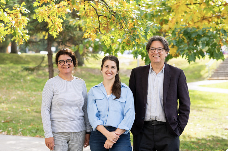 Sarah Dubord-Fortin (au centre), accompagnée de Carole Beaulieu et d'Alain Létourneau, sa directrice et son directeur de recherche.