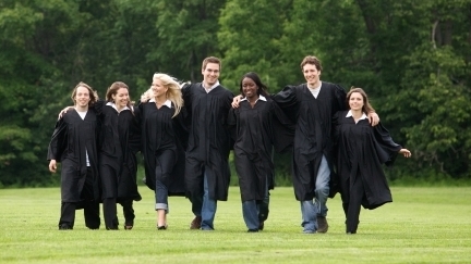 7 étudiants qui célèbrent leur graduation