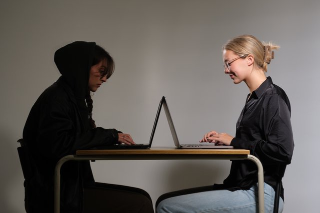 Étudiante à l'ordinateur face à un cybercriminel