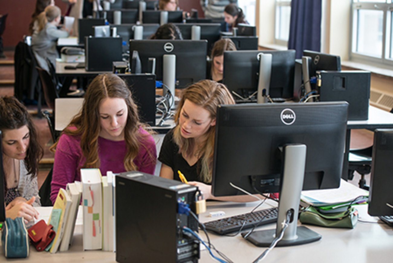Étudiants travaillant dans une salle d'informatique