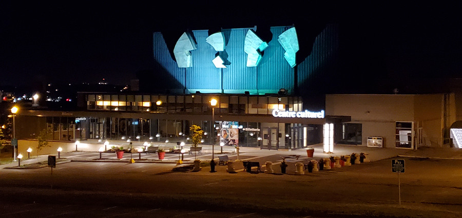 Photo du centre culturel pendant la nuit