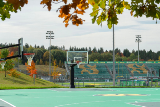 Terrain de basketball et installations extérieures du Centre sportif