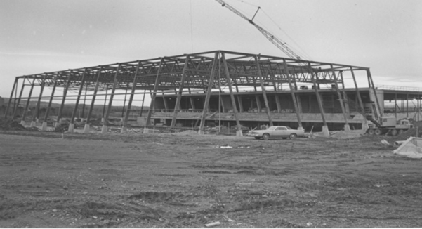 Construction du Centre sportif du Campus principal en 1977.