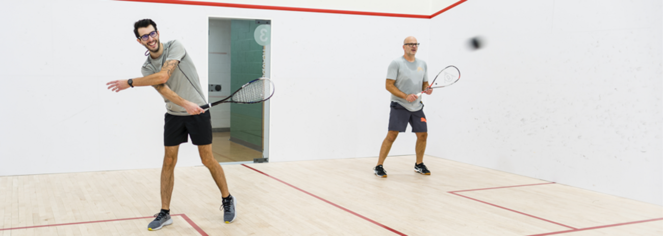 Deux personnes jouant au squash