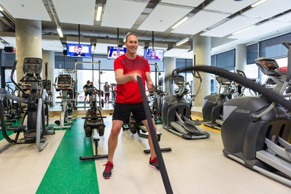 Un homme s'entraîne à la salle d'entraînement du Centre sportif du Campus de Longueuil