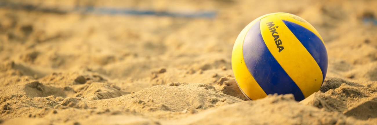 Ballon de volleyball sur le sable.