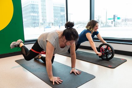 Deux femmes font de l'exercice dans la salle multifonctionnelle du Centre sportif du Campus de Longueuil.