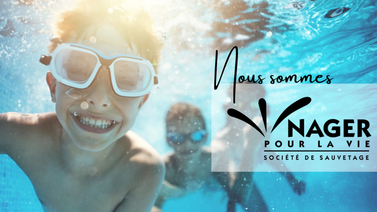 Un enfant dans une piscine, sous l'eau, qui nage avec un grand sourire. Le texte qui accompagne la photo est Nager pour la vie de la société de sauvetage.