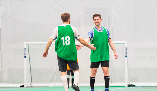 Joueurs de soccer récréatif célébrant